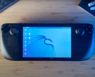 Valve 的 SteamOS 3.0 由 Arch Linux 支持，它为广受欢迎的 Steam Deck 手持设备提供动力。(图片来源：WJ Pearce via YouTube）