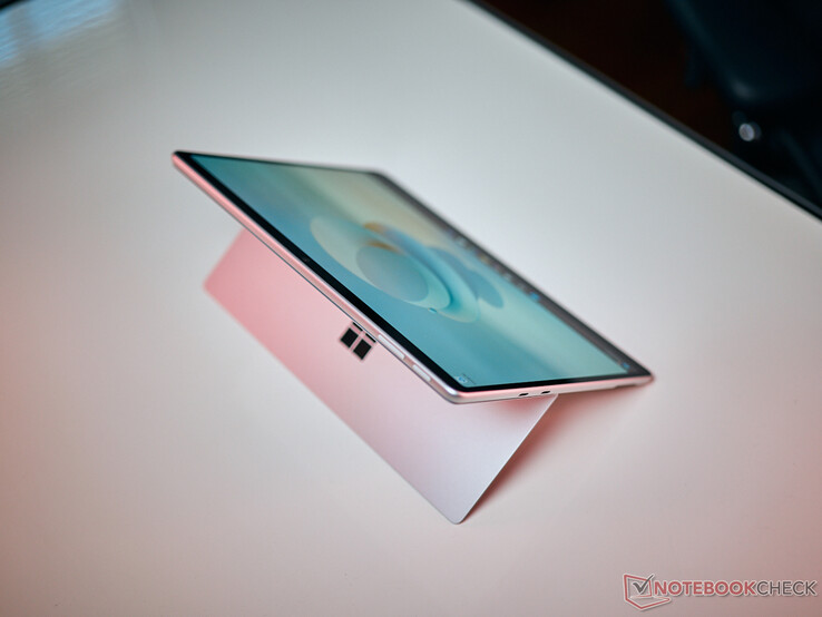 微软可能要到 9 月份才会更换图中采用 ARM 技术的 Surface Pro。