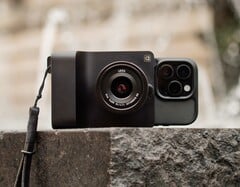 Caira 将智能手机变为微型三分之二相机（图片来源：Camera Intelligence）