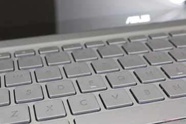 键盘上的标签与键帽的颜色反差很大，这迫使用户切换附带的背光。