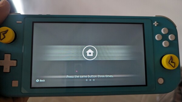 任天堂 Switch Lite 配备 LCD 触摸显示屏。(图片来源：NotebookCheck）