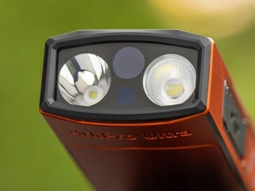 Olight ArkPro Ultra 具备泛光灯、聚光灯、紫外线灯和绿色激光功能。