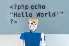 PHP 在受欢迎程度上落后于 C 系列编程语言（图片来源：KOBU Agency on Unsplash）