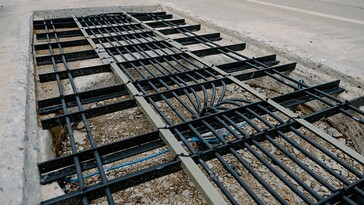 印第安纳州交通部用高速公路混凝土覆盖了普渡大学的发射线圈。(图片来源：Kelsey Lefever/普渡大学）