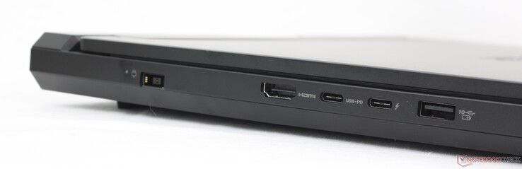 左：AC 适配器、HDMI 2.1、USB-C 3.2 Gen.2（140 W 送电 + DisplayPort 2.1）、USB-C Thunderbolt 4（DisplayPort 2.1）、USB-A 3.2 Gen.2