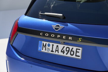 新款 Mini Cooper SE 的后部与其他部分一样采用了极简主义设计。