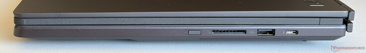 右侧电源按钮、SD 读卡器、USB-A 3.2 Gen.2（10 Gbps）、USB-C 4.0 w/ Thunderbolt 4（40 Gbps）、DisplayPort、Power Delivery