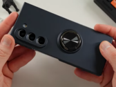 Galaxy Z Fold5 装在 Fold6 手机壳中。(资料来源：Jeff Springer via YouTube）