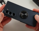 Galaxy Z Fold5 装在 Fold6 手机壳中。(资料来源：Jeff Springer via YouTube）