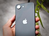 正如图中的 iPhone 16e，Apple iPhone 17e 的背面可能只有一个摄像头。