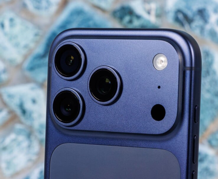 Apple iPhone 摄像头模块特写，展示未来集成 LOFIC 传感器的潜力。(图片来源：Notebookcheck）