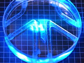 生物混合机器人受到光照。