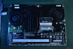 联想 ThinkPad P16 Gen 2：拆下底盖