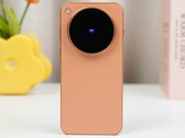 根据香港一家经销商的商品页面，橙色 Vivo X500 Pro Max 将推出全球版，其电池容量比欧盟版更大。
