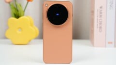 根据香港一家经销商的商品页面,橙色 Vivo X500 Pro Max 将推出全球版,其电池容量比欧盟版更大。