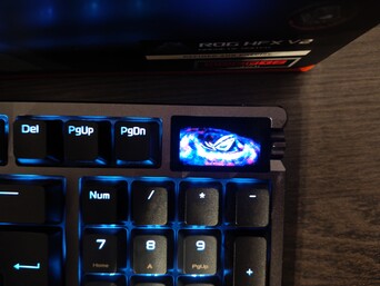 该显示屏使直接在键盘上调整设置变得更加容易,而且还能显示动画。(图片来源:Notebookcheck)