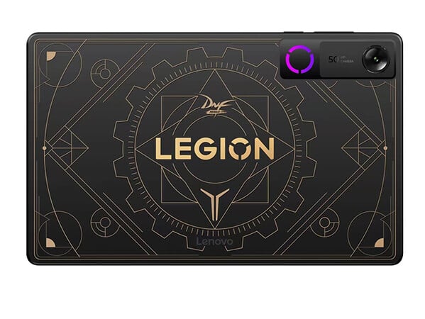 Legion Y700 5 代战士版的背面采用了定制设计。
