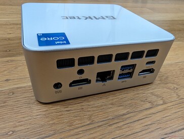 后部交流适配器、3.5 毫米耳机、2 个 HDMI 2.0 (4K60)、千兆 RJ-45、USB-A 2.0、USB-A 3.2、USB-C（无 PD）