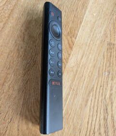 Shield 遥控器当然可以实现其主要功能,但它确实有一些古怪的设计选择(图片来源:Notebookcheck)