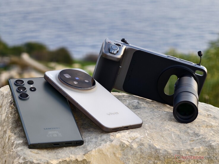 配备长焦转换器的 vivo X300 Pro 是三星Galaxy S23 Ultra 10 倍长焦摄像头的略大替代品。(图片来源:Alexander Fagot,Notebookcheck)