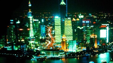上海摩天大楼中可见的罕见混叠现象。Yaber T1 Pro 没有先进的图像处理技术来减少这种现象。(图片来源：米高梅出品的《天降杀机》）。