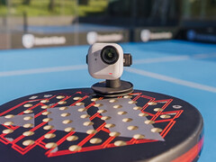 Insta360 Go Ultra 有两种颜色可供选择。(图片来源：Insta360）