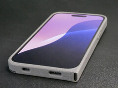 Obsoless iPh0n3 采用尼龙设计和侧置 USB Type-C 端口。(图片来源：Ken Pillonel）