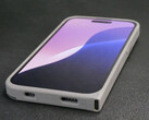 Obsoless iPh0n3 采用尼龙设计和侧置 USB Type-C 端口。(图片来源：Ken Pillonel）