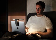 LaptopBar 采用磁性吸附技术，可在数秒内吸附到笔记本电脑显示器上。(图片：明基）