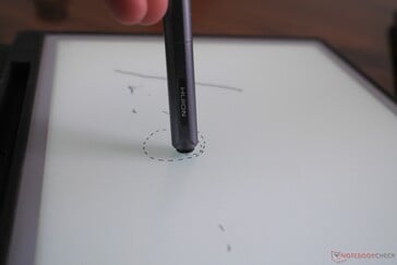 铅笔的另一端可以当作橡皮擦使用。你会很快适应这种输入延迟,不过这一点还是值得一提的。