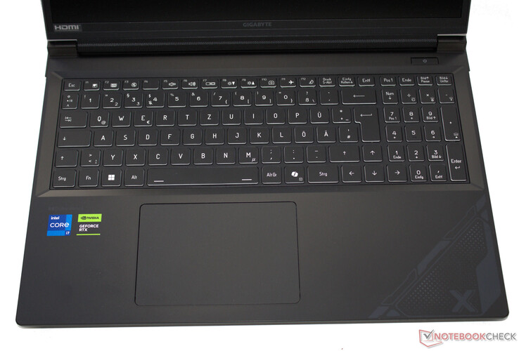 技嘉 G6X 9KG：键盘和触摸板