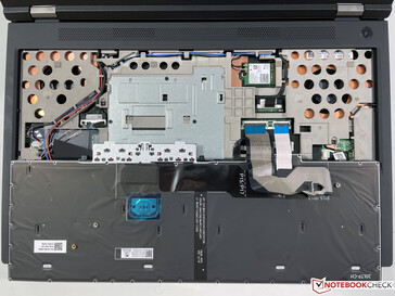 键盘下面的组件（WLAN/WAN，2个SODIMM，1个M.2-2280 PCIe 4.0 x4）。