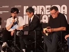 小岛在罗马皮亚扎电影节上发表演讲 