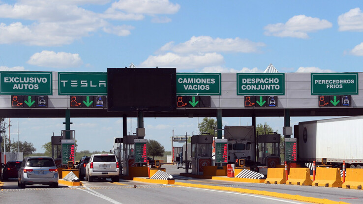 哥伦比亚大桥上特斯拉零部件供应商的专属过境通道（图片。新莱昂州边境地区发展公司/布隆伯格)