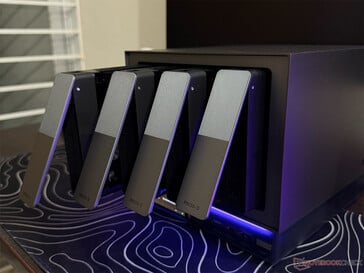 四个 SATA 驱动器托架易于访问