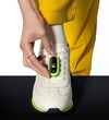 小米智能手环 8 的跑步夹配件可将其夹在训练器上。(图片来源：小米）