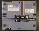 NES Hub 连接到 NES 底部未使用的 15 针扩展端口。(图片来源：RetroTime）