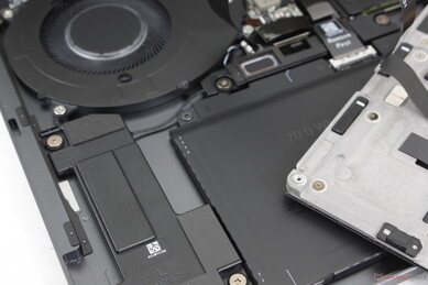 四扬声器（3 W x2 + 2 W x2），两个上扬声器和两个下扬声器