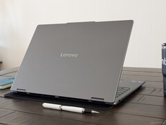 与去年的 Yoga 7 16IML9 相比，Yoga 7 16ILL10 的运行温度稍高，但其优点远远超过了这个小缺点（图片来源：Notebookcheck）
