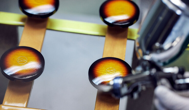 Audio-Technica ATH-WP900SE 实心白蜡木耳罩由 Fujigen 公司加工。