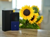 摩托罗拉 Razr 70 Ultra 工艺精湛，并采用了非同寻常的材料。