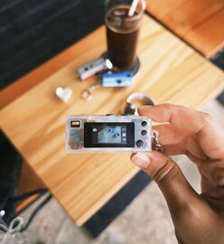 如果觉得小巧的 LCD 显示屏不够老派，您还可以使用更小巧的取景器（图片来源：柯达）
