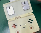 一款 MagicX 蛤壳游戏掌上电脑的外壳与 Retroid Pocket Flip 2 有几分相似。(图片来源：MagicX）