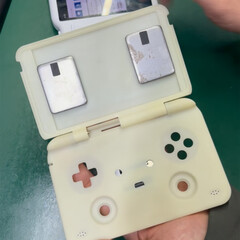 一款 MagicX 蛤壳游戏掌上电脑的外壳与 Retroid Pocket Flip 2 有几分相似。(图片来源：MagicX）