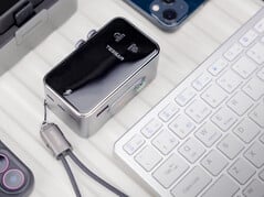 Tessan Aero 70 智能旅行适配器的手带可转换成 USB-c 电缆。