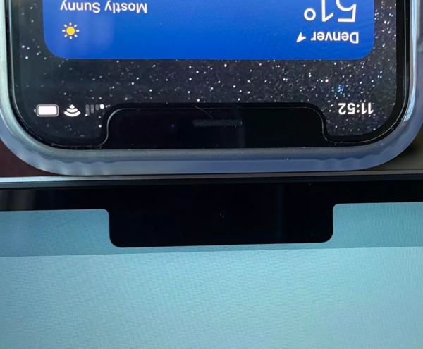 少即是多。iPhone 凹槽与 MacBook（图片来源：Aimark42 via Reddit）