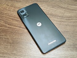 在审查中。摩托罗拉Moto E22i。