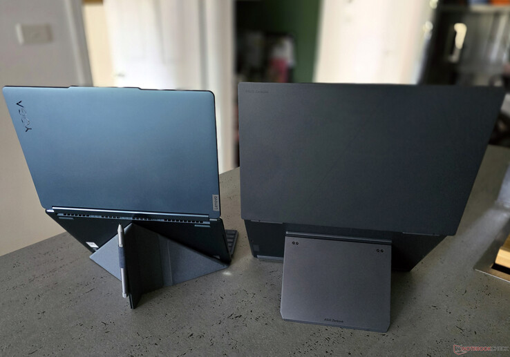 Zenbook DUO 包括一个内置脚架。(图片：Notebookcheck）