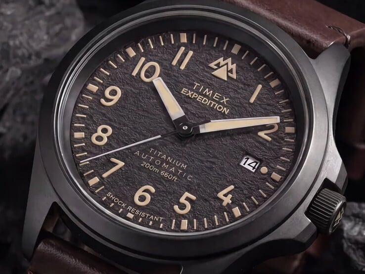 Timex Expedition Field Post Titanium 腕表特写：其黑色纹理表盘配有阿拉伯数字时标、夜光指针和刻度，以及日期窗口。