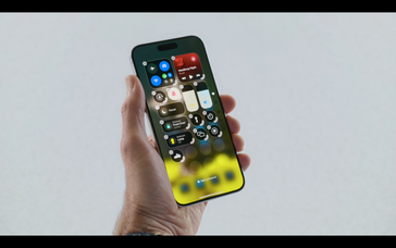 iOS 18 控制中心（图片来自Apple)